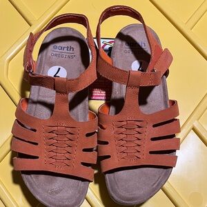 Earth Origins ladies Strappy Orange Sandals size 7W.